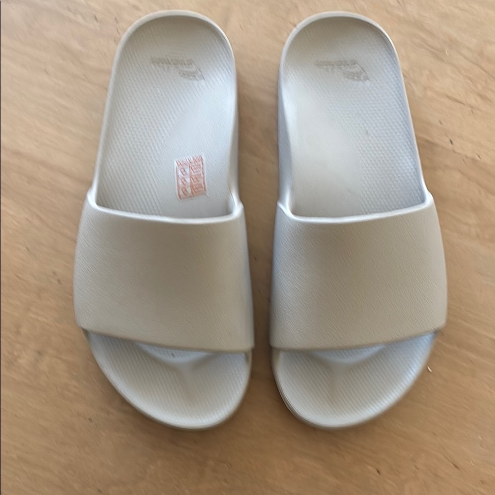 Women’s Slide Sandals in Light Gray - Minimal Comfort